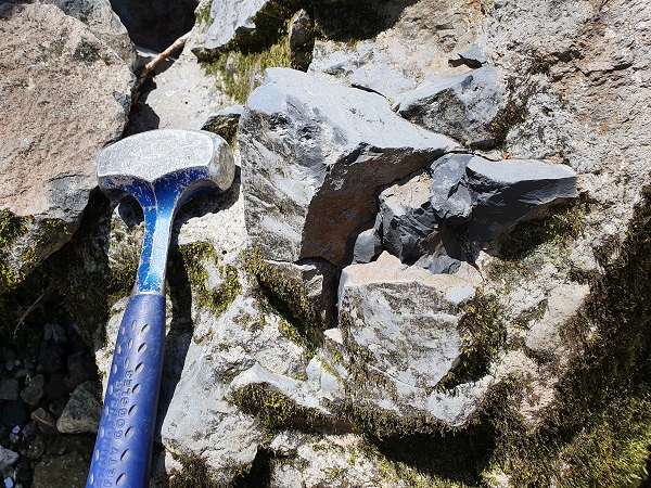 탐라계곡 상류 먹돌 기원지에 분포하고 있는 암석 전경
