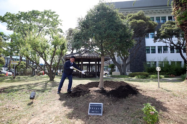 제12대 제주도의회 개원을 기념해 '비자나무 ' 기념식수를 하고 있는 김경학 도의장