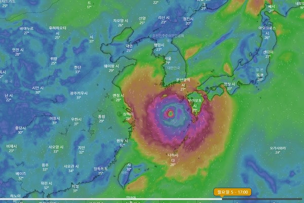 체코기상청 제공 날씨 어플리케이션 윈디 홈페이지 캡쳐. 초대형 가을 태풍 힌남노가 제주를 향할 수 있다는 예측이 나오며 대비가 요구되고 있다.