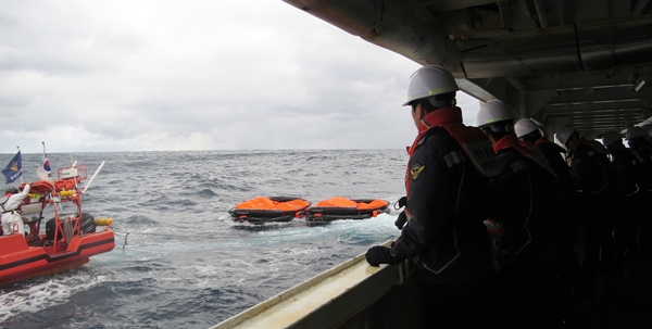 25일 오전 해경이 제주 서귀포시 남동쪽 148㎞ 해상에서 침몰한 홍콩 선적 화물선 실종자를 찾기 위한 수색 작업을 벌이고 있다.