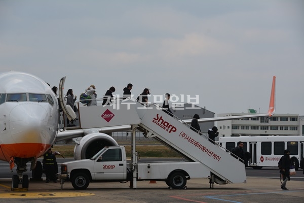 설 연휴를 하루 앞둔 1일 오후 3시 제주국제공항에 도착한 제주항공 121편 승객들이 계단을 통해 내려오고 있다.
