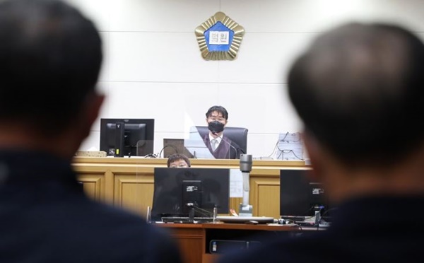 제주지방법원 201호 법정에서 직권재심 재판이 열리고 있는 모습. 