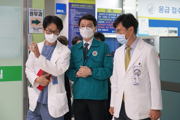 김성중 제주도 행정부지사가 의료 현장 점검을 하고 있다. 제주도 제공