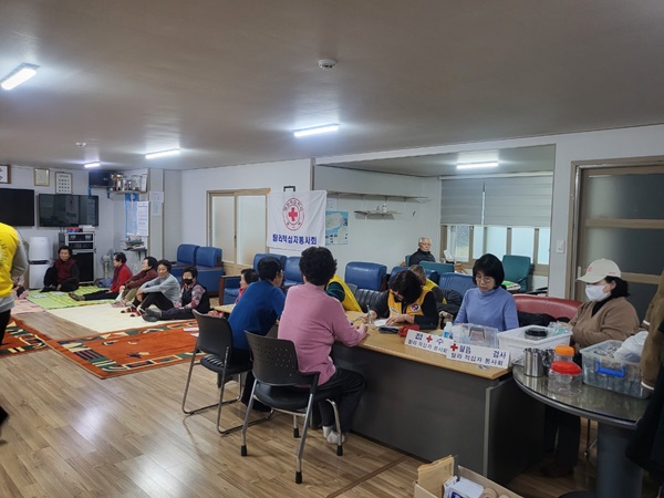 탐라적십자봉사회가 지난 25일 서귀포시 성산읍 신양리 경로당에서 지역 어르신 30여 명을 대상으로 한방무료진료 봉사활동을 전개했다.