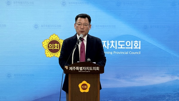 11일 제주도의회 도민카페에서 기자회견을 하는 김영진 예비후보.