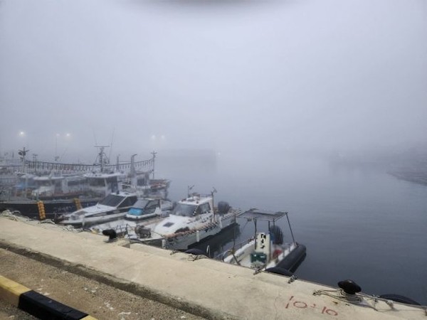 짙은 안개가 낀 항구의 모습. 제주해양경찰서 제공