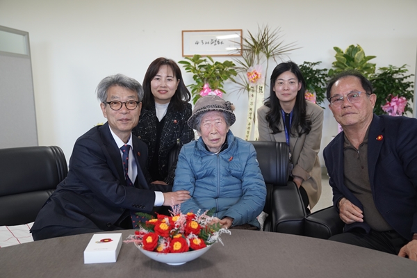 제주4·3 유족 홍을생(90·사진 가운데) 할머니가 국가보상금 