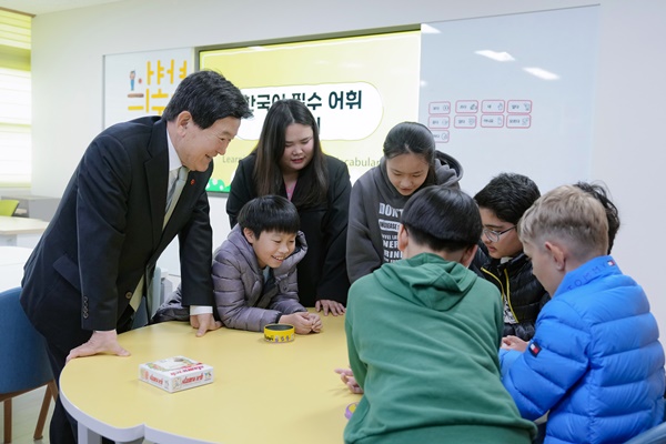 김광수 제주도교육감이 25일 오전 한국어학급’이 개설된 제주북초등학교를 방문해 학생들의 한국어 수업을 참관했다.