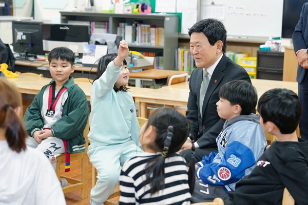 김광수 제주도교육감이 지난 25일 삼성초등학교 돌봄교실에서 초1 맞춤형 프로그램으로 진행된 놀이 체육 수업에 참여했다.