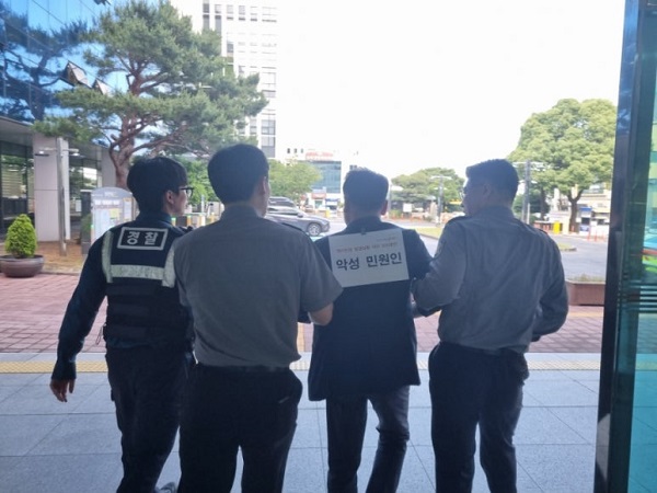 서귀포시가 지난 31일 서귀포경찰서와 연계하여 특이민원 대응 모의훈련을 실시했다.