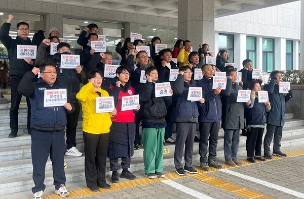 윤석열정권퇴진·한국사회대전환 제주행동이 지난 16일 제주도의회 앞에서 윤석열 대통령 탄핵소추안 가결에 대한 입장 발표 기자회견을 열고 있다. 이서희 기자