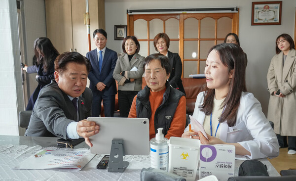 오영훈 제주도지사는 지난 23일 서귀포시 안덕면 동광로에 거주하는 어르신 자택을 방문해 원격 협진시행와 인공지능 기반 돌봄 서비스 운영 실태를 살폈다. [제주도 제공]