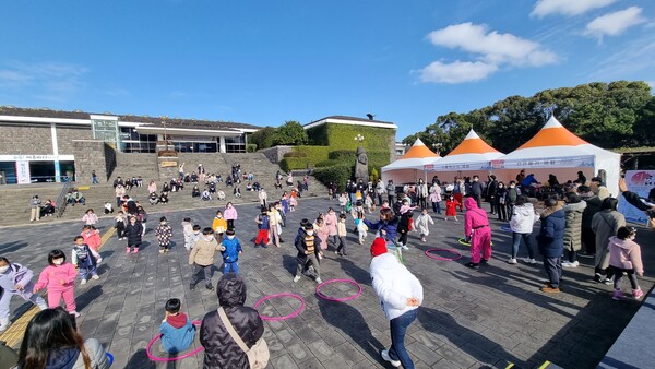 제주민속자연사박물관의 '설 민속한마당' 현장 모습. [제주도 제공]