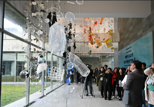 제4회 제주비엔날레 개막식에서 이종후 총감독이 김순임 작가의 '바다 풍경_제주'에 대해 설명하고 있다. [최지희 기자]