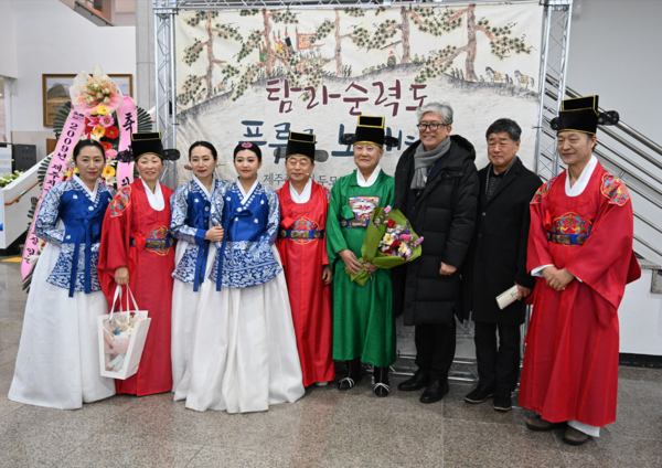 ​‘탐라순력도, 풍류를 노래하다’ 출연자들이 기념촬영을 하고 있다. 왼쪽에서 세 번째가 김경아 대표. [최지희 기자]