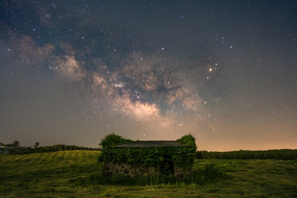 김성훈 작-제1산록도로 창고은하수.