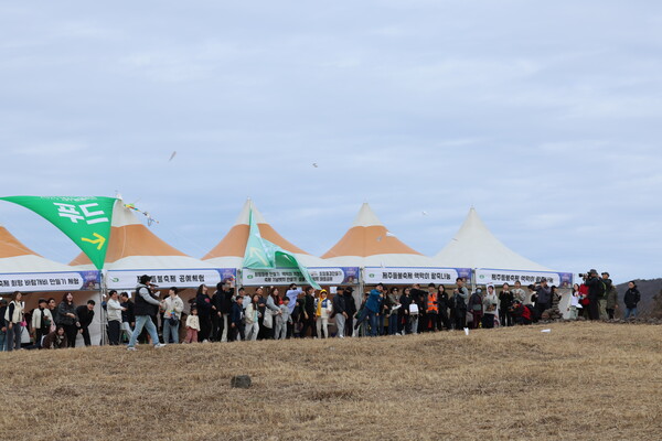2025 제주들불축제 첫날인 지난 14일 열린 종이비행기 날리기 행사 모습. 제주시 제공