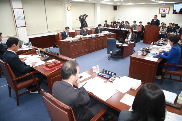 21일 열린 제436회 제주도의회 임시회 행정자치위원회 제1차 회의 모습. [제주도의회 제공]