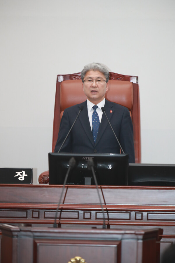 이상봉 제주도의회 의장이 25일 오후 열린 제436회 임시회 제2차 본회의에서 폐회사 하고 있다. [제주도의회 제공]