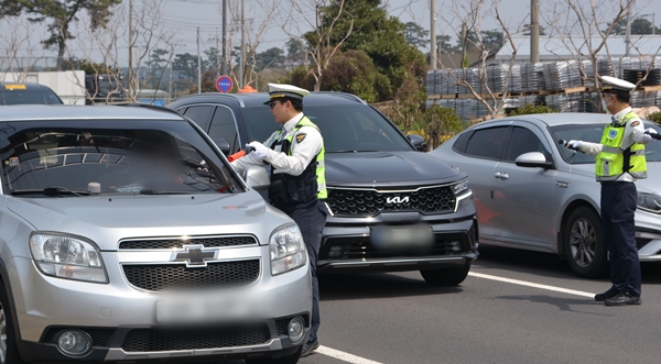 10일 제주시 제성1길 교차로 인근에서 봄 행락철 대낮 음주운전 단속이 이뤄지고 있다. 이서희 기자