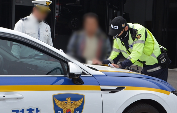 정밀 측정 결과 혈중 알코올 농도가 면허 정지 수준으로 나타난 A씨가 조사를 받고 있다. 이서희 기자