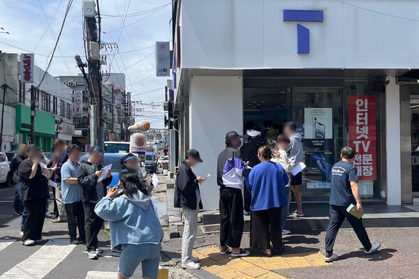 SKT 유심 무상 교체가 정식으로 이뤄진 28일 오전 대리점 ‘T월드’ 앞에 가입자들이 몰려 있다. 이서희 기자