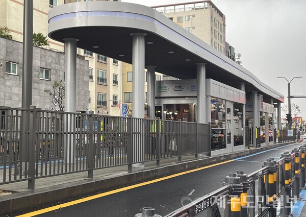 지난 9일 국내 최초로 운영을 시작한 제주시 서광로 섬식정류장 모습. 허영형 기자