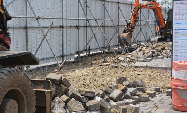 13일 제주시 산지로에서 포장된 사괴석을 철거하는 공사가 진행되고 있다. 이서희 기자