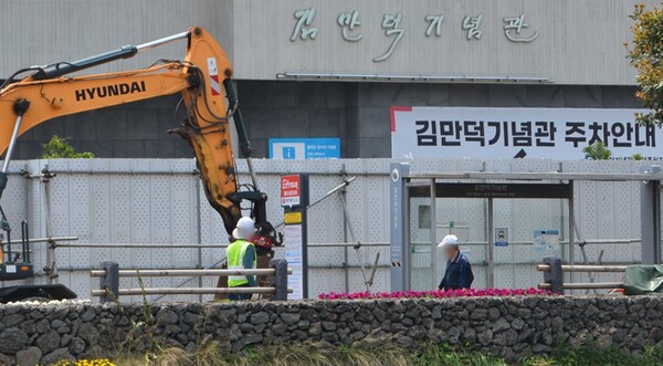 13일 제주시 산지로에서 포장된 사괴석을 철거하는 공사가 진행되고 있다. 이서희 기자