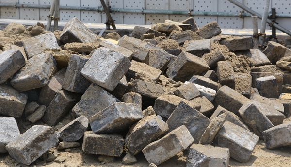 ‘제주형 탄소중립 도로환경 개선사업’이 시작된 13일 제주시 산지로에 포장된 사괴석이 제거 작업이 이뤄지고 있다. 사진은 철거된 사괴석. 이서희 기자