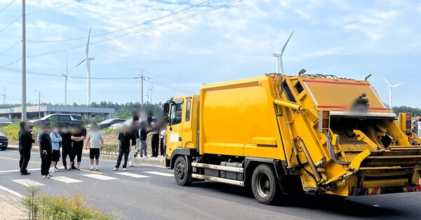 7일 오전 제주시 구좌읍 동복리 제주환경자원순환센터 진입로에서 마을 주민들이 쓰레기 수거차량 진입을 막고 있다. 이서희 기자