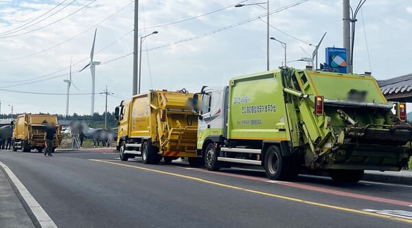 7일 오전 제주시 구좌읍 동복리 제주환경자원순환센터 진입로에 쓰레기 수거차량들이 줄지어 서 있는 모습. 이서희 기자