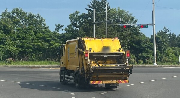 7일 오전 제주시 구좌읍 동복리 제주환경자원순환센터를 찾은 쓰레기 수거차량이 차고지로 돌아가고 있다. 이서희 기자