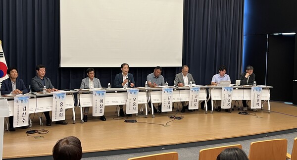 제주도는 18일 오후 제주문학관 대강당에서 '오름 원형보전 및 관리 정책방향 모색 토론회'를 개최했다. [허영형 기자]