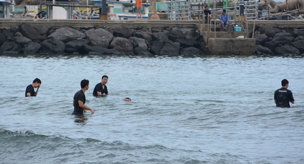 24일 제주 이호테우해수욕장에서 피서객들이 수영을 즐기고 있다. 이서희 기자
