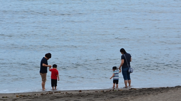 24일 조기 개장한 제주 이호테우해수욕장을 찾은 관광객들이 물놀이를 하고 있다. 이서희 기자