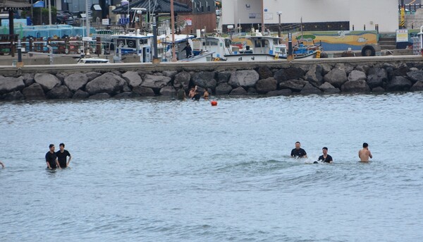 24일 제주 이호테우해수욕장에서 피서객들이 수영을 즐기고 있다. 이서희 기자