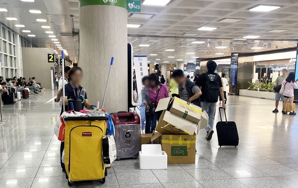 지난 7일 오후 제주공항 국내선 1층 도착장 쓰레기통 주변에 종이 상자와 스티로폼 상자가 마구잡이로 버려져 있다. 이서희 기자
