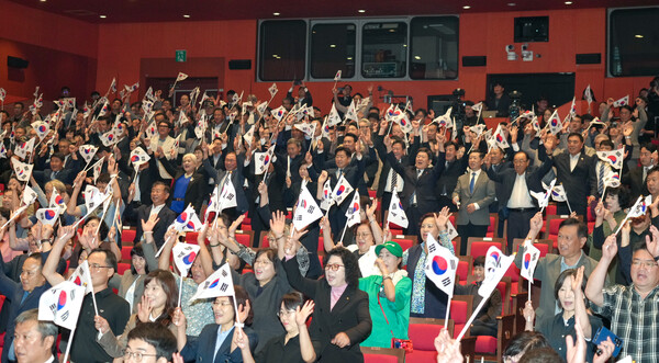 제주도는 9일 오전 10시 제주문예회관 대극장에서 '세상을 밝히는 빛, 한글/불휘를 지켜온 말, 제주어'를 주제로 579돌 한글날 경축식을 개최했다. [제주도 제공]