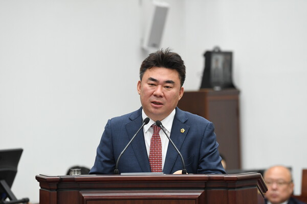 제주도의회 강충룡 의원이 11일 열린 제444회 제주도의회 제2차 정례회에서 오영훈 제주도지사를 상대로 도정질문하고 있다. [제주도의회 제공]