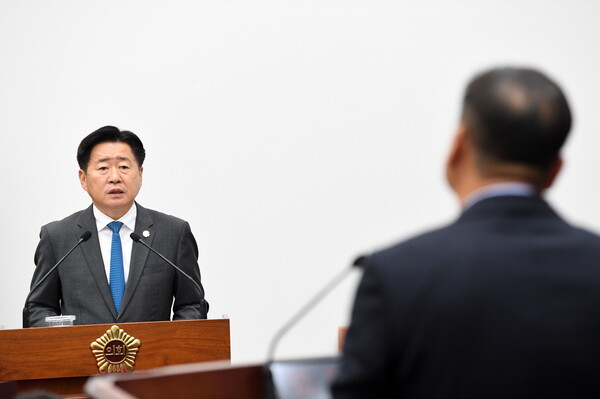 오영훈 제주도지사가 11일 열린 제주도의회 제444회 제2차 정례회 도정질문에서 답변하고 있다. [제주도의회 제공]