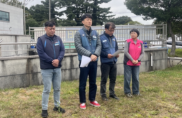 전국택배노동조합 제주지부는 12일 부민장례식장 정문 앞에서 지난 10일 교통사고로 숨진 쿠팡 협력업체 택배기사 30대 남성 A씨에 대한 자체 진상조사 결과를 발표했다. 이서희 기자