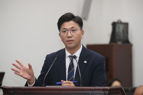 13일 열린 제444회 제주도의회 제2차 정례회에서 현지홍 의원이 도정질문하고 있다. [제주도의회 제공]