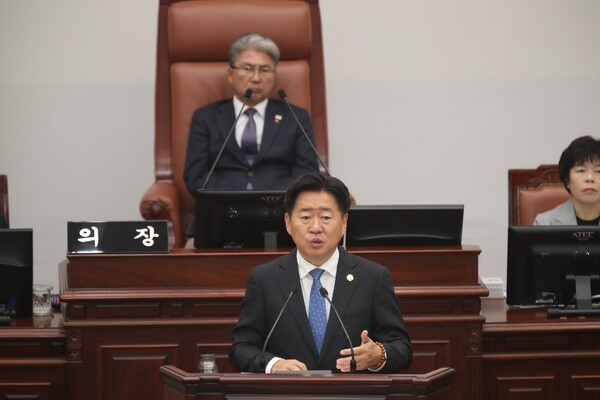 오영훈 제주도지사는 13일 열린 제444회 제주도의회 제2차 정례회 도정질문에서 답변하고 있다. [제주도의회 제공]