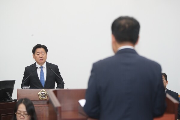 13일 열린 제444회 제주도의회 제2차 정례회 도정질문에서 오영훈 제주도지사가 양영식 의원의 질문에 답하고 있다. [제주도의회 제공]