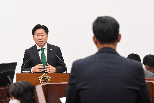 14일 열린 제444회 제주도의회 제2차 정례회 도정질문에서 양영수 의원의 질문을 받은 오영훈 제주도지사가 답변하고 있다. [제주도 제공]