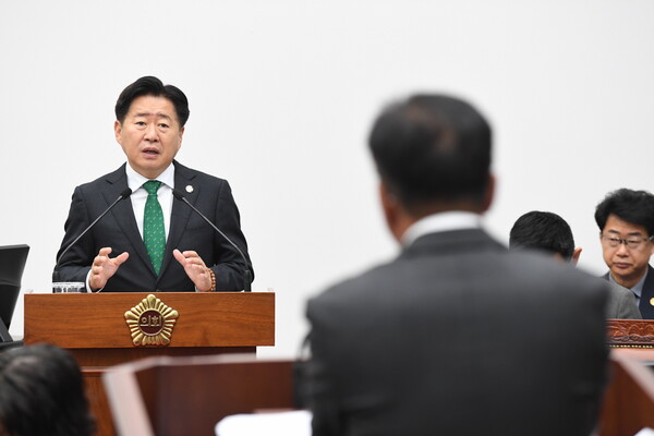 14일 열린 제444회 제주도의회 제2차 정례회 도정질문 자리에서 하성용 의원의 질문을 받은 오영훈 제주도지사가 답변하고 있다. [제주도의회 제공]