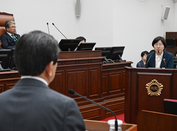 17일 열린 제주도의회 제444회 제2차 정례회 본회의에서 고의숙 의원이 교육행정질문을 하고 있다. [제주도의회 제공]