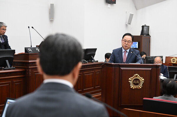 18일 열린 제444회 제주도의회 제2차 정례회 제5차 본회의 교육행정질문에서 오승식 제주도의회 교육위원장이 질문하고 있다. [제주도의회 제공]