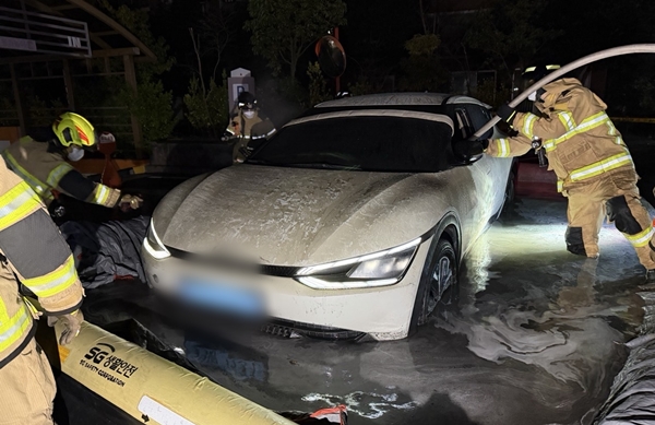 19일 밤 12시42분께 제주시 도련일동의 한 아파트 지하주차장에 세워진 EV6에서 불이 났다. 제주도 소방안전본부 제공